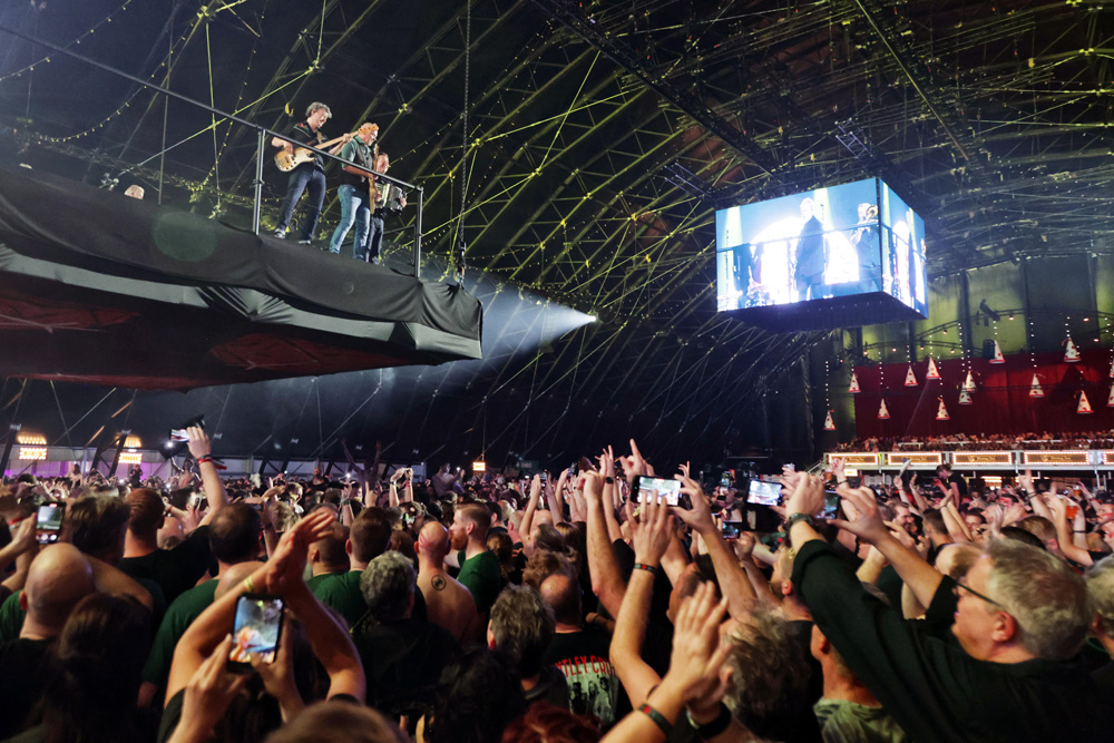 Rowwen Hèze Slotconcert (vrijdag) Met o.a. FeestDJRuud, BZB, Guus Meuuwis en Effe Serieus. 